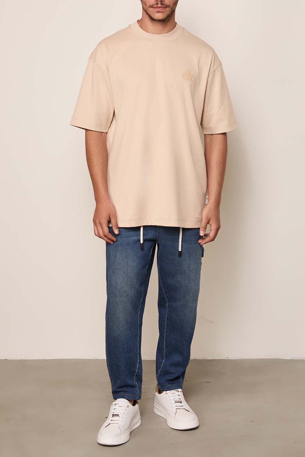 תמונת כל הלוק של חולצת טי